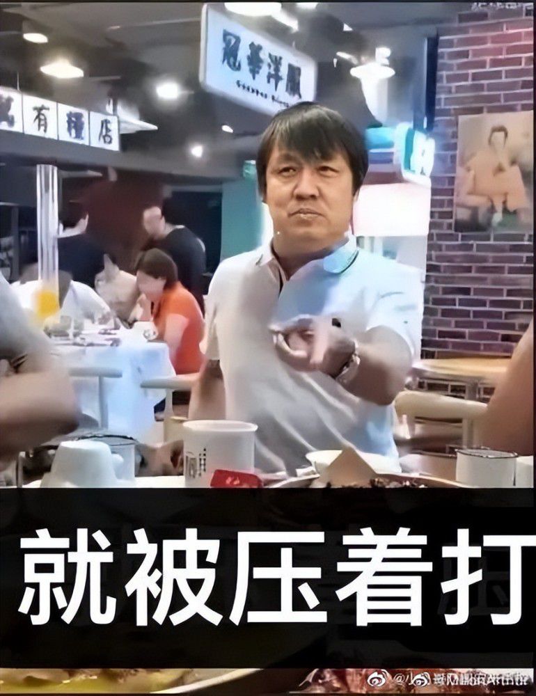 后面括号里标注了要求是美籍华人的原因必须会说标准的美式口音